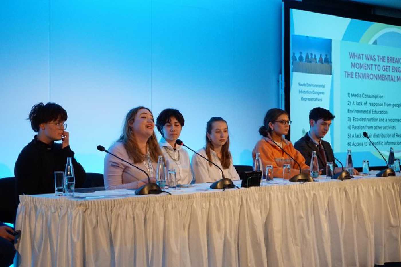 Vyslanci Kongresu mladých prezentují svá doporučení Světovému kongresu environmentální výchovy v Praze (2022)