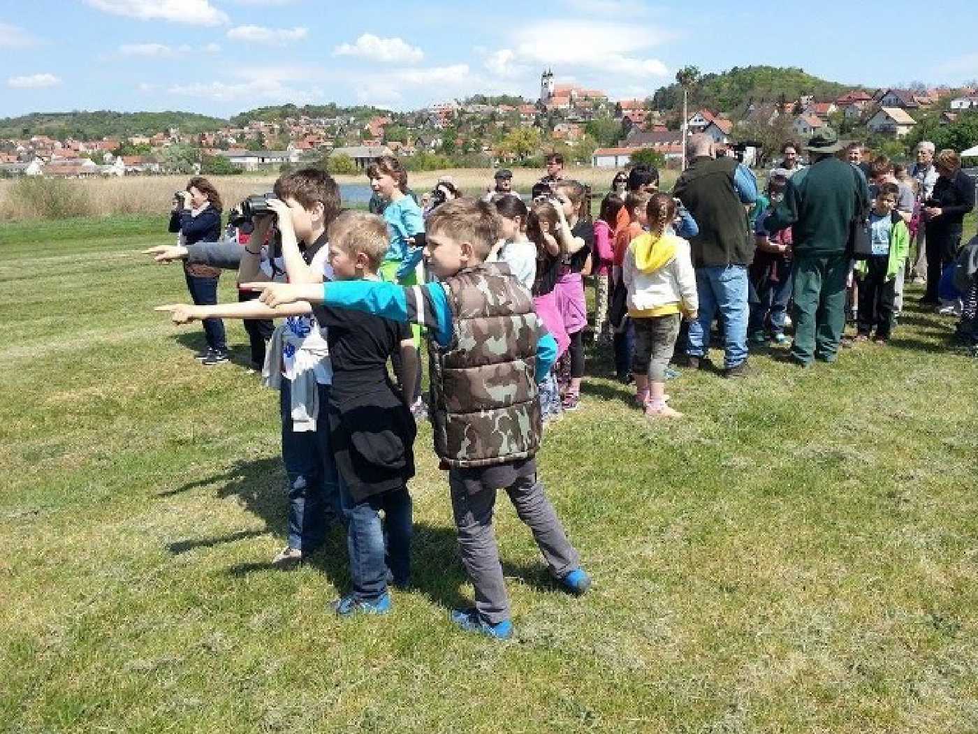 Children counting ground squirrels (<em>Spermophilus citellus</em>) in a Wilderness Watch event in the Tihany peninsula (source: Botond Bakó)